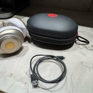 Beats Studio3 Wireless Gold and White